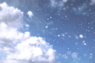 Gökyüzü bulutlarla mavidir, doğası gereği güzeldir. Mavi gökyüzü beyaz bulutlu