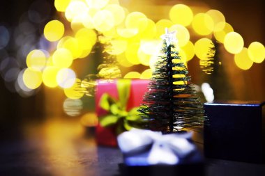 Noel ve Yeni Yıl tatili arka plan fotokopi alanı. Kış tatili geçmişi donmuş köknar, parıltılı ışıklar, bokeh