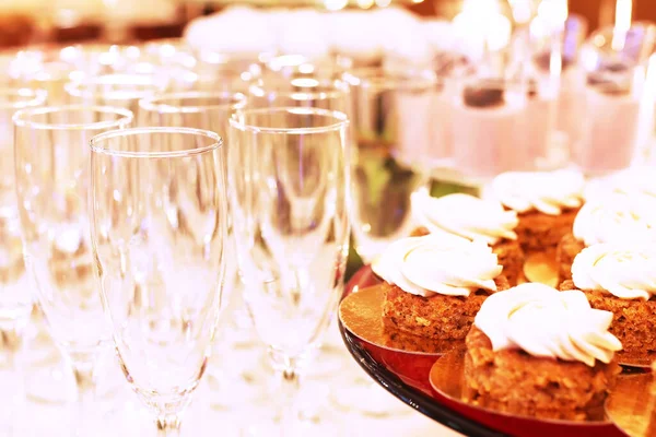 Cateringtafel Gesneden Chocoladekoeken Versierd Met Verse Frambozen Noten — Stockfoto