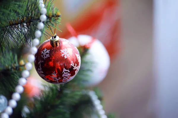 Natale Sfondo Vacanza Bauble Argento Rosso Appeso Albero Decorato Con — Foto Stock