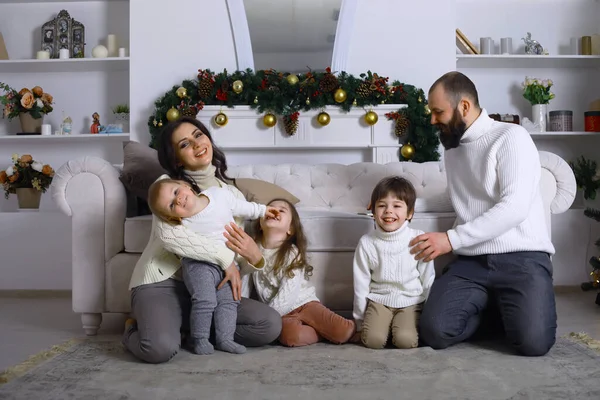 Una Giovane Famiglia Con Bambini Decora Casa Vacanze Capodanno Attesa — Foto Stock