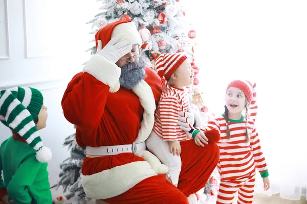 Des Enfants Mignons Costumes Elfe Noël Dans Une Chambre Joliment — Photo