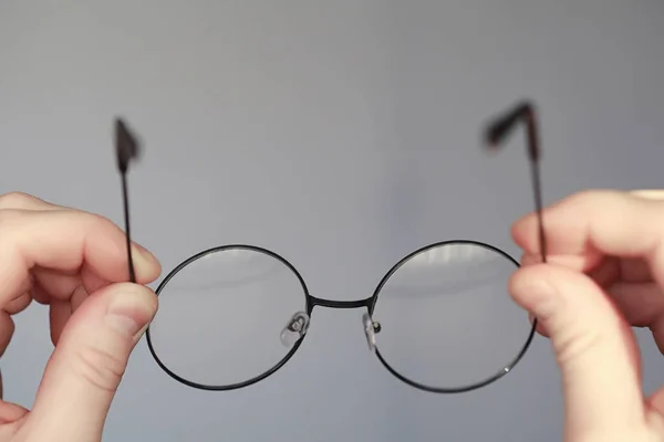 Kötü Görüş Kavramı Kontak Lens Gözlüğü Elinizde Tutun Reklam Gözlükleri — Stok fotoğraf