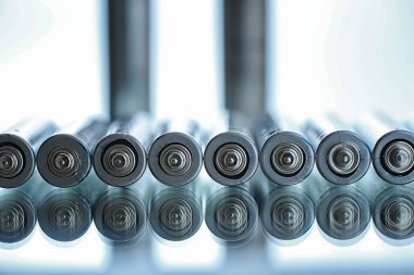 Farklı boyutlarda piller. Çevreye önem vermek. Kullanılmış pillerin imhası.