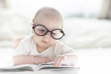 Yeni doğmuş bir bebek yumuşak bir yatakta yatıyor. Çocukların duygu eğitimi.