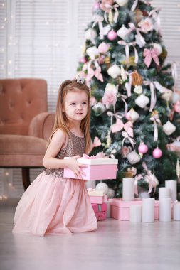 Mutlu kız kardeşler evde buluşur ve Noel 'i birlikte kutlarlar. Noel Ailesi ve çocuklar Noel hediyelerini açar. Noel Ağacı.