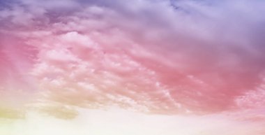 Gökyüzü bulutlarla mavidir, doğası gereği güzeldir. Mavi gökyüzü beyaz bulutlu