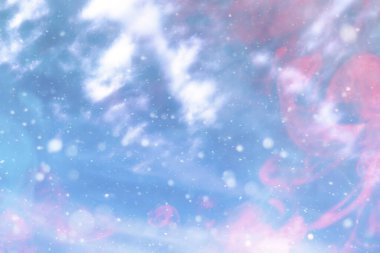 Gökyüzü bulutlarla mavidir, doğası gereği güzeldir. Mavi gökyüzü beyaz bulutlu