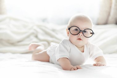 Yeni doğmuş bir bebek yumuşak bir yatakta yatıyor. Çocukların duygu eğitimi.