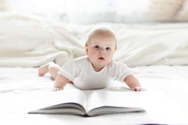 Yeni doğmuş bir bebek yumuşak bir yatakta yatıyor. Çocukların duygu eğitimi.