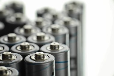 Farklı boyutlarda piller. Çevreye önem vermek. Kullanılmış pillerin imhası.