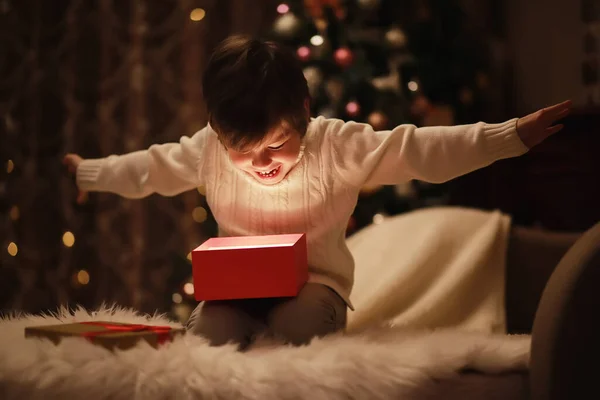 Familia Víspera Navidad Chimenea Niños Abriendo Regalos Navidad Niños Bajo — Foto de Stock