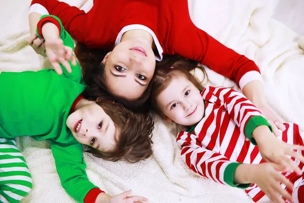 Uma Família Pijama Listrado Está Descansando Casa Crianças Vestidas Duendes — Fotografia de Stock