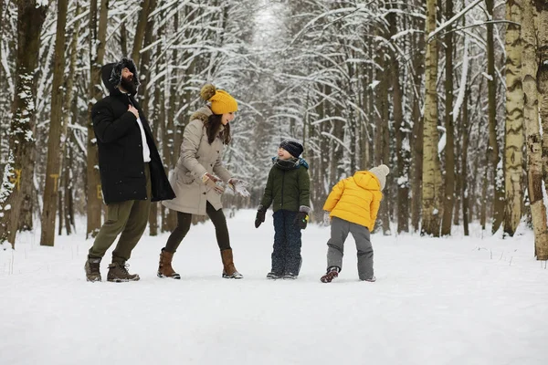 Bonne Famille Jouant Riant Hiver Extérieur Dans Neige Parc Municipal — Photo