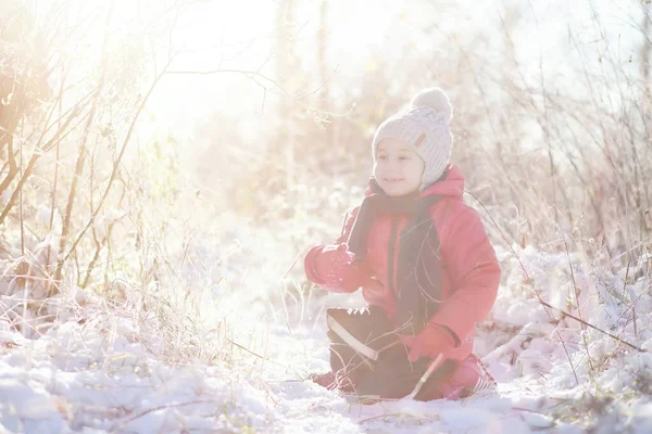 Діти Зимовому Парку Грають Сно — стокове фото