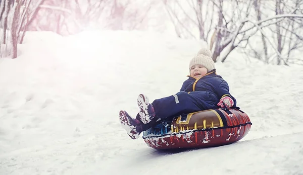 Crianças Parque Inverno Crianças Brincam Com Neve Parque Infantil Esculpiam — Fotografia de Stock