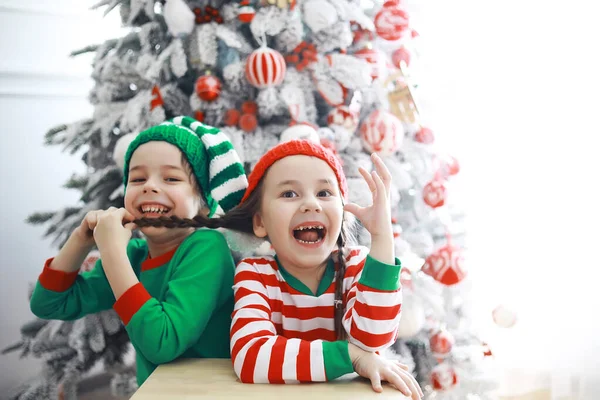 클로스의 크리스마스를 아름답게 장식된 방에서 크리스마스 의상을 아이들을 귀엽게 기적의 — 스톡 사진