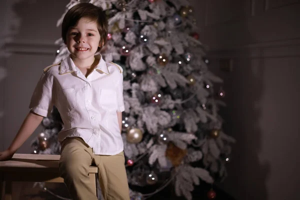 Niño Con Ropa Elegante Delante Del Árbol Navidad Esperando Año — Foto de Stock