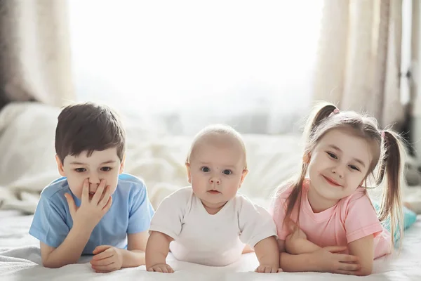 Children Lie Bed Next Newborn Baby Little Sister Children Emotions — Stock Photo, Image