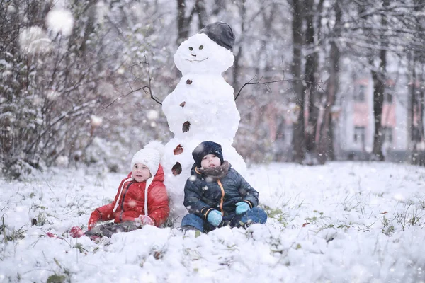 Kinder Spazieren Park Bei Erstem Schnee — Stockfoto