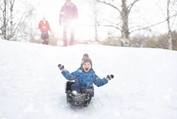 Barn Parken Vintern Barn Leker Med Snö Lekplatsen Skulpterar Snögubbar — Stockfoto