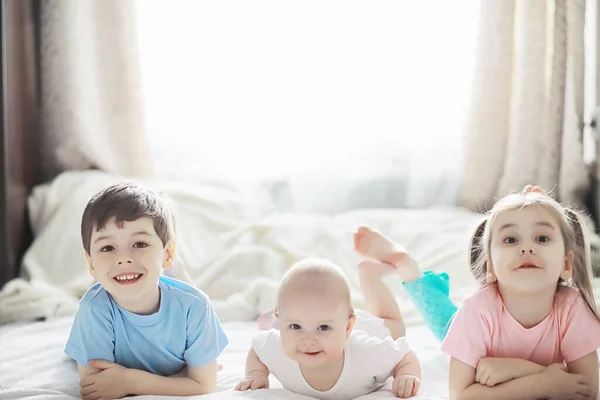 Kinder Liegen Auf Dem Bett Neben Dem Neugeborenen Kleine Schwester — Stockfoto