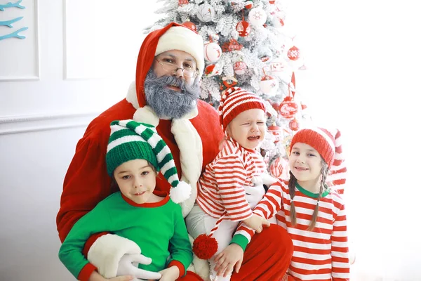 Santa Claus Pomocníci Roztomilé Děti Kostýmech Vánočních Skřítků Pokoji Krásně — Stock fotografie