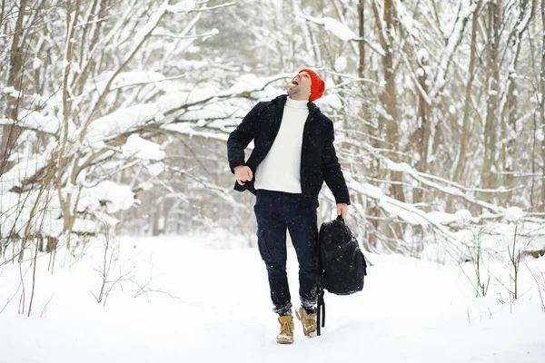 Hombre Invierno Bosque Turista Con Una Mochila Pasa Por Bosque — Foto de Stock