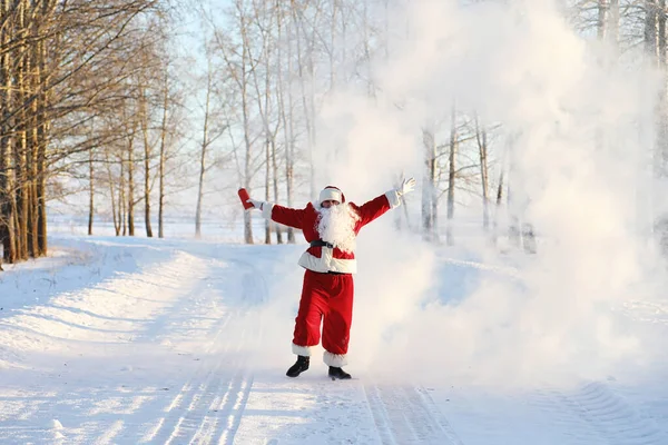 Père Noël Dans Champ Hiver Santa Brouillard Magique Marchant Long — Photo