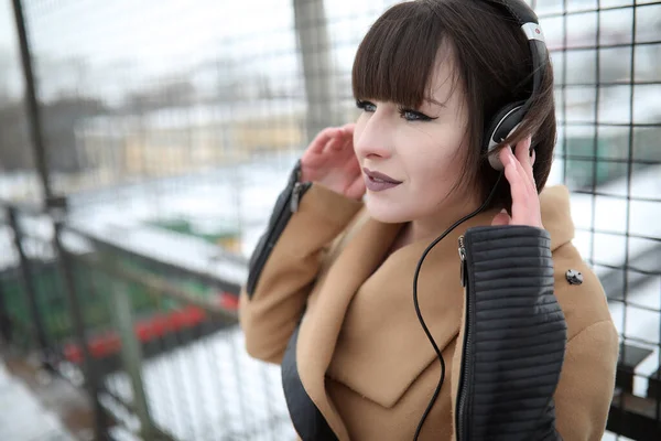 Kulaklık Takıp Açık Havada Müzik Dinleyen Tatlı Bir Kız — Stok fotoğraf