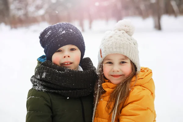 Glad Familj Leker Och Skrattar Vintern Utomhus Snö Stadsparken Vinterdag — Stockfoto