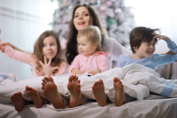 Μια Οικογένεια Παιδιά Που Διασκεδάζουν Στο Κρεβάτι Κάτω Από Σκεπάσματα — Φωτογραφία Αρχείου