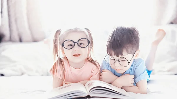 Bambini Sono Sdraiati Sul Letto Accanto Neonato Sorellina Emozioni Dei — Foto Stock