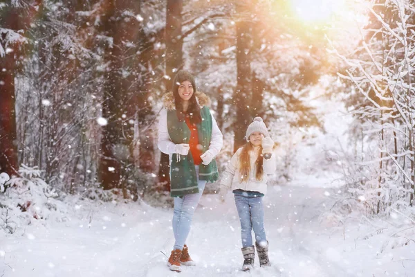 Una Familia Joven Para Dar Paseo Mamá Hija Están Caminando — Foto de Stock