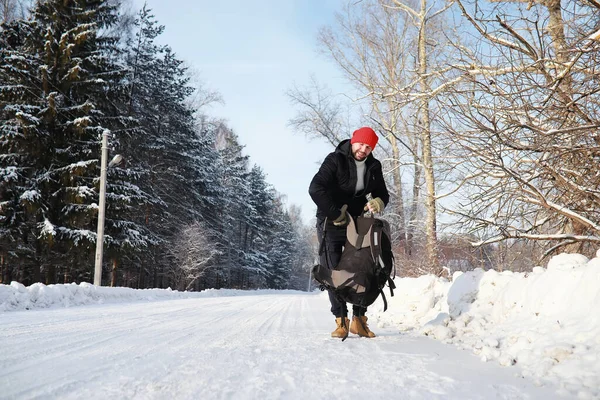 Muž Cestuje Batohem Zimní Túra Lese Turista Procházce Zimě Parku — Stock fotografie