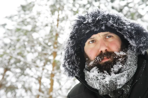 Hombre Barbudo Bosque Invierno Atractivo Joven Feliz Con Barba Caminar — Foto de Stock