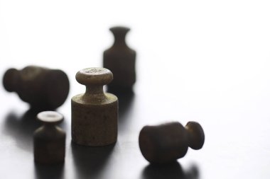 Küçük ağırlıklar klasik denge terazileri. Eskiler 'in eski ölçeği, antika pirinç ağırlık ölçeği detayları.
