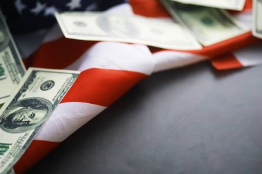 Birleşik Devletler Hukuku, adalet terazisi ve Amerikan bayrağı. Kavram. Para.