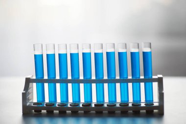 Test tüpü yeni sıvı çözelti potasyum mavisi taşar. Analiz reaksiyonu için çeşitli reaksiyonlar kullanılır. 