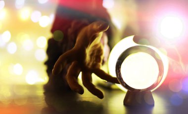 Yerde Bokeh 'le kristal küre var. Renkli ışık saçan cam top, yeni yıl kutlaması konsepti..