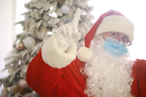 Настоящий Санта Клаус Елка Заднем Плане Защитной Маске Очках Шляпе — стоковое фото