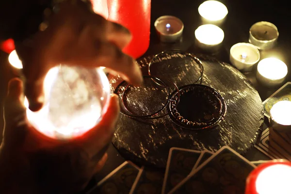 Büyülü bebeklerle, tarot kartlarıyla, kitaplarla, şeytani mumlarla ve cadılık objeleriyle dolu mistik bir hayat. Kehanet ayini.