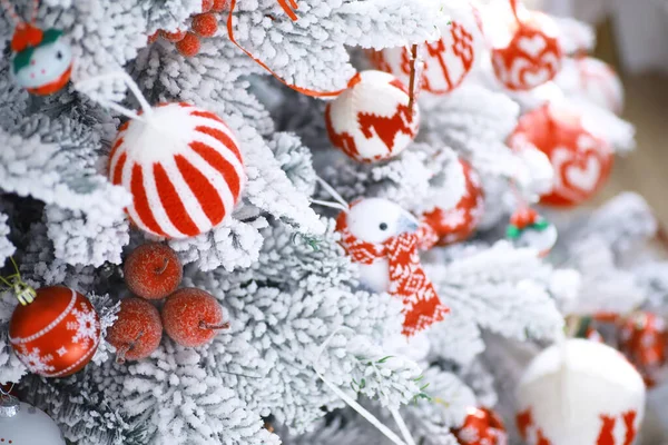 Рождественские Каникулы Серебряная Красная Безделушка Висит Украшенном Дереве Боке Снегом — стоковое фото