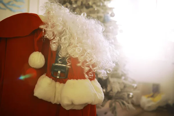 Chaise Avec Des Vêtements Père Noël Costume Père Noël Suspendu — Photo