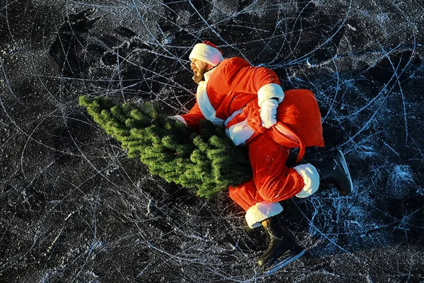 Mikulás Siet Hogy Megfeleljen Ajándékok Karácsonyfa Télapó Jégkorcsolyán Megy Karácsonyra — Stock Fotó