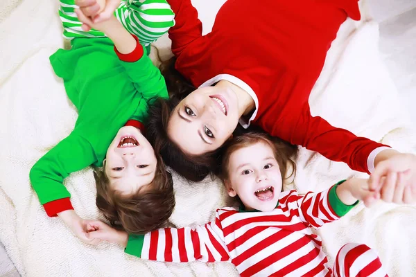 Una Familia Pijama Rayas Está Descansando Casa Los Niños Pequeños —  Fotos de Stock