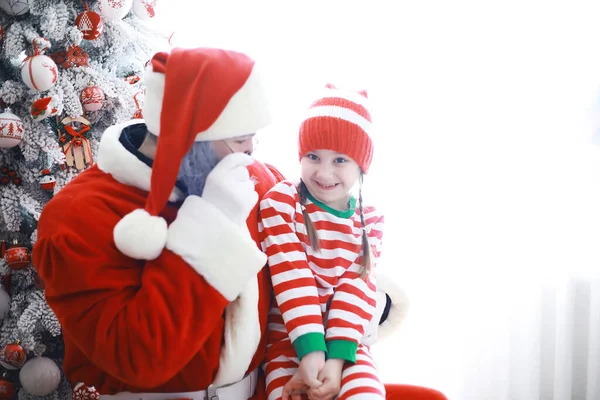 Ajudantes Papai Noel Crianças Bonitos Trajes Elfo Natal Quarto Lindamente — Fotografia de Stock