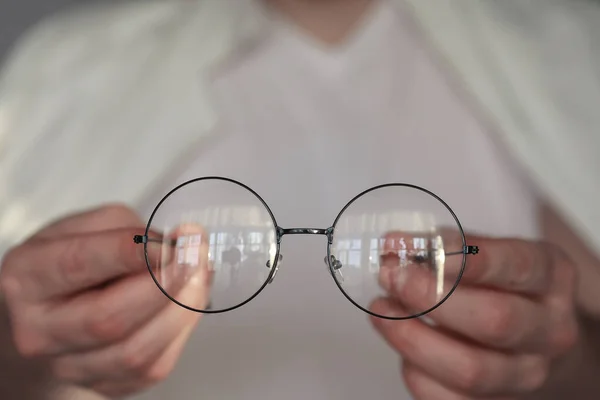 貧しいビジョンの概念 コンタクトレンズと眼鏡を手に持ってください 広告用眼鏡 レンズ用ポスター — ストック写真