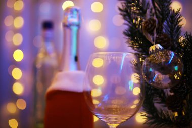 Soyut ışık arkaplanındaki cam Noel balosunun yakınlaştırılması