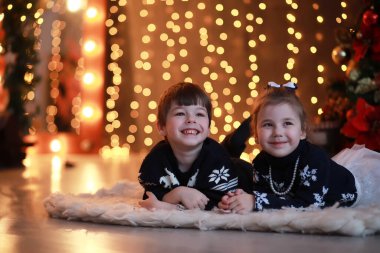 Çocuklu genç bir aile tatil için evi dekore ediyor. Yeni yıl arifesi. Yeni yılı bekliyorum..